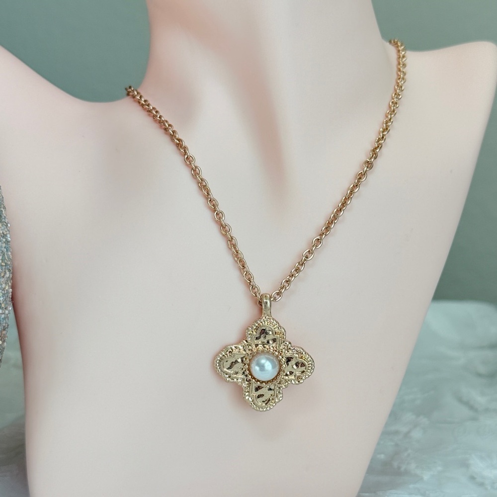 ⚜️ Elegant Gold Pendant Necklace - Picture 2 of 8